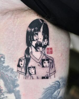 Shintaro Kago Instagram - Shintaro Kago Hong Kong Show ─ Tattoo Fantasy
駕籠真太郎香港展 ─ 刺青大奇想

I am honored to be invited by Moon of Silence to collaborate with the renowned Japanese grotesque illustrator Shintaro Kago for the tattoo event at the Kago sensei Hong Kong exhibition. It is a privilege to work with Kago sensei, whom I have admired and followed since childhood. Together, we completed the tattoos during the four-day event, which was both challenging and rewarding. I would like to express my gratitude to Moon of Silence and Kago sensei, as well as to the clients who participated in getting the tattoos. Thanks a lot! 

非常榮幸受邀參與靜月Moon of Silence的活動，並與日本著名的獵奇插畫家駕籠真太郎合作，在香港展覽的第二回刺青活動中完成了以上的紋身作品。能夠與我從小就一直關注並喜愛的駕籠老師合作，共同在這四天的活動中完成這個具有挑戰性而又令人感到榮幸的經歷，對我來說意義非凡。再次感謝靜月和駕籠老師，以及共同參與的客人。

artist: @shintarokago1969 
tattooist: @rika.loli 
organizer: @moon.of.silence @producedby_mos 

#香港動漫紋身 #香港紋身 #動漫紋身 #動漫刺青 #獵奇 #獵奇刺青 #animetattoos #mangatattoos #animetattooartist #weirdtattoos #horrortattoos #grotesquetattoo #shintarokagoart #shintarokagotattoo #shintarokago #junjiitotattoo #creepytattoos #creepyarts #horrorarts #weirdartists