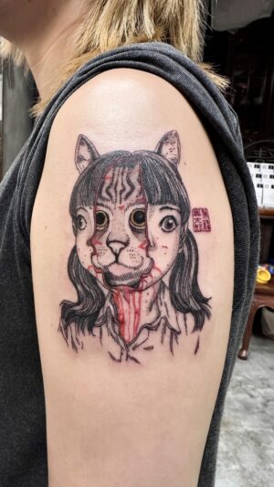 Shintaro Kago Instagram - Shintaro Kago Hong Kong Show ─ Tattoo Fantasy
駕籠真太郎香港展 ─ 刺青大奇想
.
I am honored to be invited by Moon of Silence to collaborate with the renowned Japanese grotesque illustrator Shintaro Kago for the tattoo event at the Kago sensei Hong Kong exhibition. It is a privilege to work with Kago sensei, whom I have admired and followed since childhood. Together, we completed the tattoos during the four-day event, which was both challenging and rewarding. I would like to express my gratitude to Moon of Silence and Kago sensei, as well as to the clients who participated in getting the tattoos. Thanks a lot! 🫶🏻
.
很榮幸受靜月 Moon of Silence 邀請，與日本著名獵奇插畫家駕籠真太郎合作，完成這次駕籠老師香港展覽的第二回刺青活動。有幸能與從小就有留意並喜愛的駕籠老師合作，共同在這次四天活動中完成了以上紋身，是一次具有挑戰性及感榮幸的經驗。再一次就此感謝靜月及駕籠老師，以及認領了紋身共同參與的客人。🫶🏻
.
artist: @shintarokago1969 
tattooist: @rika.loli 
organizer: @moon.of.silence @producedby_mos 
.
#香港動漫紋身 #香港紋身 #動漫紋身 #動漫刺青 #獵奇 #獵奇刺青 #animetattoos #mangatattoos #animetattooartist #weirdtattoos #horrortattoos #grotesquetattoo #shintarokagoart #shintarokagotattoo #shintarokago #junjiitotattoo #creepytattoos #creepyarts #horrorarts #weirdartists