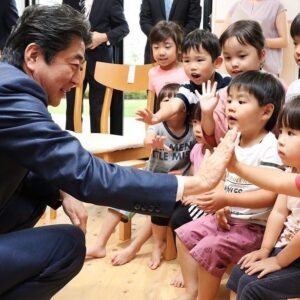 Shinzo Abe Instagram - #repost @kantei
すべての女性が輝く社会づくり本部における#安倍総理 からの#メッセージ

本日、「女性活躍加速のための重点方針2020」を決定しました。
安倍内閣では、発足以来、女性活躍の旗を高く掲げ、保育の受け皿整備、育児休業制度の拡充、コーポレートガバナンス改革などに取り組んだ結果、この7年間で、新たに330万人を超える女性が就業し、Ｍ字カーブの解消が進みました。この間の女性就業率の伸びは、G7諸国の中で最も高くなっています。上場企業の女性役員も、3倍以上に増加しました。
この勢いにさらなる弾みをつけるため、先般、女性活躍推進法を改正し、女性の登用などに関する行動計画の策定義務の対象を拡大したところです。今後、中小企業に対する必要な支援を行う他、男性の育児に伴う休暇・休業の取得促進などにも取り組むことで、女性活躍の輪をさらに広げてまいります。
今回の新型コロナウイルス感染症が経済社会に甚大な影響をもたらす中で、雇用調整助成金の拡充や、ひとり親家庭への支援などの対策を講じているところです。さらには、養育費の履行の確保に向けた法改正の検討をはじめ、困難な状況にある女性の皆さんに対しても、しっかりと支援を行ってまいります。
また、DVの増加、深刻化が懸念されており、電話・メール・SNSなどによる相談体制を強化しています。被害者の気持ちに寄り添いながら、民間シェルターへの支援など、対策を講じます。
性犯罪・性暴力対策については、今回の重点方針において、今後3年間で、集中的に強化することを盛り込みました。刑法などルール面での更なる対応の検討に加え、被害者支援のためのセンター増設や、夜間休日コールセンターの設置、若者が相談しやすいSNS相談などの取組を進めます。
また、性暴力の加害者や被害者にならないための教育を強化していきます。橋本大臣を中心に、関係閣僚は、性犯罪・性暴力の根絶に向けて、各種施策の実現に全力を尽くしてください。
すべての女性が輝く社会の実現に向け、今回策定した重点方針に基づき、各閣僚は、一丸となって取り組んでください。

#女性活躍 #保育の受け皿整備 #育児休業制度 #女性活躍推進法
#womenpowerment #womenleader
2018年#保育園 で#子どもたち と
2019年#女性リーダーのための経営戦略講座 での#集合写真
@shinzoabe
