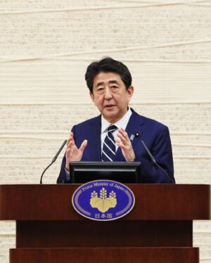Shinzo Abe Instagram - #repost @kantei
官邸スタッフです。
本日、安倍総理は緊急事態宣言解除に伴い、記者会見に臨みました。会見の全文については、写真よりご覧ください。

#新型コロナウイルス感染症 
#緊急事態宣言 #stayathome #ThanksHealthHeros @shinzoabe