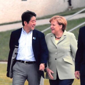 Shinzo Abe Instagram - 本日メルケル独首相より電話を頂きました。メルケル首相とは第一次政権以来25回の会談を通じ信頼関係を築いてきました。首相から「13年前のハイリゲンダムサミットでの会談以来、年月を重ね日独に二人で虹を架けた」との発言があり感慨深いものがありました。アンゲラの友情に感謝します。

#メルケル首相