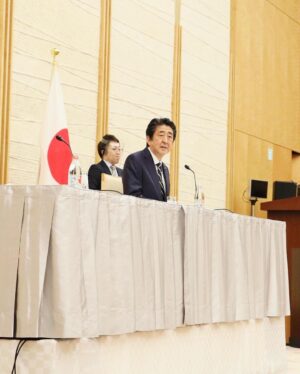 Shinzo Abe Instagram - #repost @kantei
・・・
官邸スタッフです。
本日、安倍総理は39県の緊急事態宣言解除に伴い、記者会見に臨みました。会見の全文については、写真よりご覧ください。

#新型コロナウイルス感染症 
#緊急事態宣言 #stayathome #ThanksHealthHeros @shinzoabe