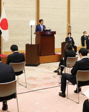 Shinzo Abe Instagram - #repost @kantei
・・・
官邸スタッフです。
本日、安倍総理は緊急事態宣言の延長に伴い、記者会見に臨みました。会見の全文については、写真よりご覧ください。

#新型コロナウイルス感染症 
#緊急事態宣言 #stayathome #ThanksHealthHeros @shinzoabe