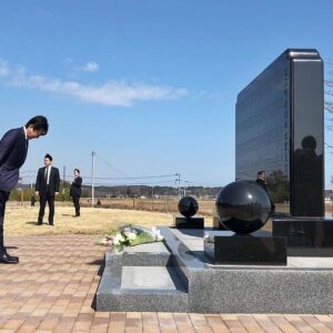 Shinzo Abe Instagram - #repost @kantei
・・・
官邸スタッフです。
東日本大震災から9年を控え、安倍総理は福島を訪問しました。
.
#東北 #復興 #福島 #浪江町 #東日本大震災慰霊碑 #fukushima #3月11日 #富岡ホテル #双葉町 #JR常磐線 来週全線開通 #常磐双葉インターチェンジ 開通 #福島水素エネルギー研究フィールド @shinzoabe