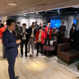 Shinzo Abe Instagram - 昨日、産業遺産情報センターにて長崎県の端島（通称軍艦島）の元島民の皆様とお話しする機会を得ました。世界最大の人口密集率といわれた当時の端島での生活をものがたる様々な資料が展示されておりましたが、その中に台湾出身の徴用工である鄭新発さんが大切に残していた給料袋（給与＋ボーナス）がありました。
鄭新発さんに感謝したいとおもいます。
当時の彼らの労働に対する待遇が本当はどうであったかを物語る貴重な資料です。
いわれなき中傷への反撃はファクトを示す事が一番でしょう。
コロナ禍の中、入場者数が制限されていますが、是非多くの方に来館していただきたいと思います。