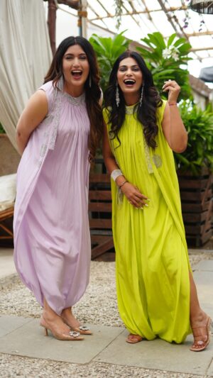 Shireen Mirza Instagram - “Great minds think alike! 👯‍♀️✨ 

Outfits by @bhavikajeswanilabel 
.
.
.
.
.
.
.
.
.
.
.
#Twinning #OutfitGoals #DoubleTrouble #FashionTwins #StyleInSync #SisterVibes #MatchingOutfits #BestieGoals #OOTD #FashionReel”