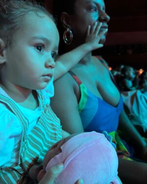 Shirley Cruz Instagram - O papai vendo a gente ver a peça.
Hoje foi dia de @bitaeaimaginacaoquesumiu 
Com Direção da amiga luxuosaaaaaa @alessandra_colasanti 
Tá lindo demais! Venham!
Tem essa coisa também de relaxar fazendo carinho no rosto da Mamãe, igual quando vamos dormir.
🎭💝
#bita #mundobita #bitaeaimaginaçaoquesumiu