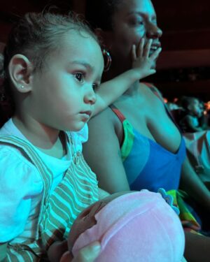 Shirley Cruz Instagram - O papai vendo a gente ver a peça.
Hoje foi dia de @bitaeaimaginacaoquesumiu 
Com Direção da amiga luxuosaaaaaa @alessandra_colasanti 
Tá lindo demais! Venham!
Tem essa coisa também de relaxar fazendo carinho no rosto da Mamãe, igual quando vamos dormir.
🎭💝
#bita #mundobita #bitaeaimaginaçaoquesumiu