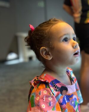 Shirley Cruz Instagram - Há dois anos eu pari esse Sol. Ela, a Mali.
Convivo com uma Deusa.
É bonito demais, demais, demais ser mãe dela. Eu tô pirada nessa de ver uma pessoa descobrindo cada detalhe do mundo.

Eu estou vendo a pessoa que estava dentro de mim ver tudo pela primeira vez. É tão lindo que até dói.

Eu estou disposta à qualquer coisa para que ela não perca essa novidade pelas coisas e principalmente que o mundo a trate muito bem. Como uma Rainha!
Ahh mundo, não mexe com a Mali não, pro seu bem.
TE AMO GATA!
Seja feliz!
Salve os Pretos Velhos!
Salve Nossa Senhora de Fátima!
❤️‍🔥
#aniversario #felicidades #parabens #teamo #niver