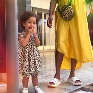Shirley Cruz Instagram - Domingo das Mina.
Domingo com a Mina que saiu de dentro de mim.
🙌🏾💛