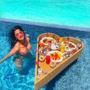 Shivani Ghai Instagram - @tykeogh organised breakfast for 2 in the pool 🤪🤷🏻‍♀️and while it may look completely impractical, it is SO MUCH FUN. Hands down one of the best breakfasts/breakfast experiences I’ve ever had. 
Nothing makes me happier than good food. 🤣🤤
We almost didn’t do this trip, so bloody grateful we did. The Maldives are pure magic. 💖🤩
#anantaraveli #maldives #breakfastdate #breakfastinspo