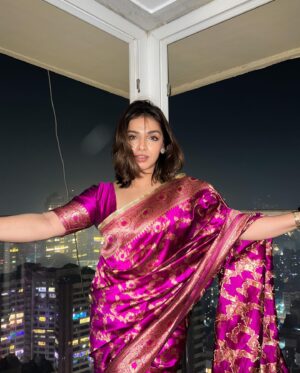Shivani Jha Instagram - Hello, and welcome back to Diwali’s Next Top Model. 

Diwali light saree #shivanijha
