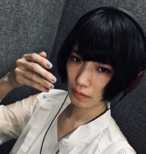 Shizu Mizuno Instagram - 前millnaちゃんと会話してて「特に目的なくメイクはそうするものだという作業工程的先入観で塗ったファンデーションはノイズになっているのではないか」という説が浮上してから、目的意識が明確でない場合はファンデーション塗らないけど確かにという感じ。

その後理由なくファンデーションをすることに性役割的な理由で抵抗を抱いている男性から
「ファンデーションは匿名性を付与(実在感の軽減)する効果があり自分も取り入れたい(羨ましい)」
というようなことを言われ、それも確かにと思った。

ただ匿名性を付与する行為はメリットもあるがデメリットもわりとけっこうある。(シンプルに匿名の相手は殴りやすい)場面で選べばいいのだが。