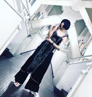Shizu Mizuno Instagram - rurumu2020ss
才能丸出し💡誰でも分かる✌️
思想や哲学が高純度で編み込まれているのに父性特権(社会的な権威主義に基づいた価値判断基準)を一切纏っていないところも何気に素晴らしい。デザイナーズブランドはちょっと怖いけどrurumuなら受注できるという人もけっこういる気がします。
ファッションに対話を拒絶する自我・孤独を救済する力があり素晴らしい。

ブランドの立ち上げから2年くらいって特にデザイナーの個人的な思念とかもう言ってしまえば自分が生存する為に服を作るしかなかったこの世界への執念が強く反映された服が多い気がするからグッときてしまう🌃🌹
#rurumu #rurumu2020ss
