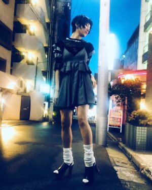 Shizu Mizuno Instagram - ヘアメイクアガりすぎて、楽屋で時間気にしてる吉田豪さんを放置して渋谷の路上ろるらりとガンダして写真撮ってた🌴😹🤳💜💜