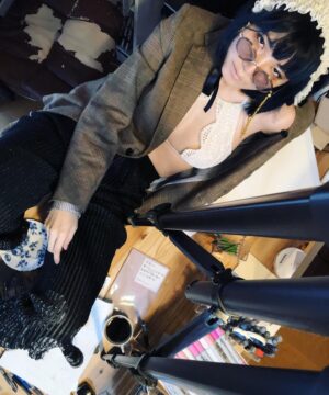 Shizu Mizuno Instagram - rurumu: 20AW家スナ私は画像5枚目のボトムを合わせてみました。rurumu: の服はブランドカラーが強いのでコーディネートの主役として考えることが多いと思うのですが、デイリーなスタイルの引き立て役として脇役に取り入れてみても👌✨🧖‍♂✨️👌👉思想的な質感のコントラストが全てを単純なもの、取り引き可能な対象に巻き込もうとする消費欲求のエネルギーをノリだけで凌駕する迫力を発生させてめちゃくちゃカッコいいと思います。
このスナップはデイリーとは若干違うような気がしますが…家で撮る意味があるスナップってなんだろうと思ったらこんな感じになっちゃった🧖‍♂️椅子が信じられないくらいビリビリなのは気にしないでね(本当に信じられないくらいビリビリ)💺