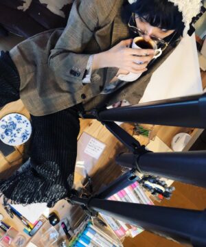Shizu Mizuno Instagram - rurumu: 20AW家スナ私は画像5枚目のボトムを合わせてみました。rurumu: の服はブランドカラーが強いのでコーディネートの主役として考えることが多いと思うのですが、デイリーなスタイルの引き立て役として脇役に取り入れてみても👌✨🧖‍♂✨️👌👉思想的な質感のコントラストが全てを単純なもの、取り引き可能な対象に巻き込もうとする消費欲求のエネルギーをノリだけで凌駕する迫力を発生させてめちゃくちゃカッコいいと思います。
このスナップはデイリーとは若干違うような気がしますが…家で撮る意味があるスナップってなんだろうと思ったらこんな感じになっちゃった🧖‍♂️椅子が信じられないくらいビリビリなのは気にしないでね(本当に信じられないくらいビリビリ)💺