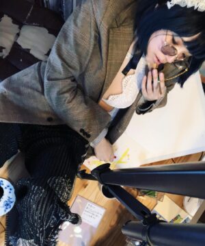 Shizu Mizuno Instagram - rurumu: 20AW家スナ私は画像5枚目のボトムを合わせてみました。rurumu: の服はブランドカラーが強いのでコーディネートの主役として考えることが多いと思うのですが、デイリーなスタイルの引き立て役として脇役に取り入れてみても👌✨🧖‍♂✨️👌👉思想的な質感のコントラストが全てを単純なもの、取り引き可能な対象に巻き込もうとする消費欲求のエネルギーをノリだけで凌駕する迫力を発生させてめちゃくちゃカッコいいと思います。
このスナップはデイリーとは若干違うような気がしますが…家で撮る意味があるスナップってなんだろうと思ったらこんな感じになっちゃった🧖‍♂️椅子が信じられないくらいビリビリなのは気にしないでね(本当に信じられないくらいビリビリ)💺