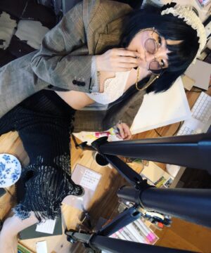 Shizu Mizuno Instagram - rurumu: 20AW家スナ私は画像5枚目のボトムを合わせてみました。rurumu: の服はブランドカラーが強いのでコーディネートの主役として考えることが多いと思うのですが、デイリーなスタイルの引き立て役として脇役に取り入れてみても👌✨🧖‍♂✨️👌👉思想的な質感のコントラストが全てを単純なもの、取り引き可能な対象に巻き込もうとする消費欲求のエネルギーをノリだけで凌駕する迫力を発生させてめちゃくちゃカッコいいと思います。
このスナップはデイリーとは若干違うような気がしますが…家で撮る意味があるスナップってなんだろうと思ったらこんな感じになっちゃった🧖‍♂️椅子が信じられないくらいビリビリなのは気にしないでね(本当に信じられないくらいビリビリ)💺