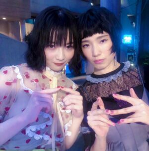 Shizu Mizuno Instagram - 水野しず&ろるらりのなんですかコレクション、ヘアメイクを先日の撮影でもお世話になったマキさん( @ohayosunn )にお願いしたら2人の服の刺繍、リップ、ネイルの色を全部揃えてくれた😹😹可愛すぎ〜〜🌴🙌🙌💄