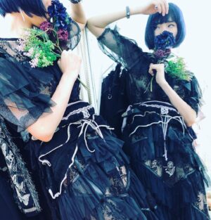 Shizu Mizuno Instagram - rurumu2020ss
才能丸出し💡誰でも分かる✌️
思想や哲学が高純度で編み込まれているのに父性特権(社会的な権威主義に基づいた価値判断基準)を一切纏っていないところも何気に素晴らしい。デザイナーズブランドはちょっと怖いけどrurumuなら受注できるという人もけっこういる気がします。
ファッションに対話を拒絶する自我・孤独を救済する力があり素晴らしい。

ブランドの立ち上げから2年くらいって特にデザイナーの個人的な思念とかもう言ってしまえば自分が生存する為に服を作るしかなかったこの世界への執念が強く反映された服が多い気がするからグッときてしまう🌃🌹
#rurumu #rurumu2020ss