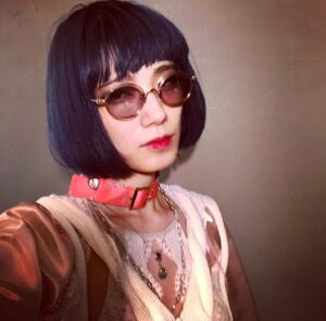 Shizu Mizuno Instagram - オシャレな楽屋で自撮りをしたら何らかの「思想犯」みたいになって最高なので見てください。2020ssのトレンドは思想犯。　#思想犯