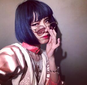Shizu Mizuno Instagram - オシャレな楽屋で自撮りをしたら何らかの「思想犯」みたいになって最高なので見てください。2020ssのトレンドは思想犯。　#思想犯
