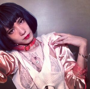 Shizu Mizuno Instagram - オシャレな楽屋で自撮りをしたら何らかの「思想犯」みたいになって最高なので見てください。2020ssのトレンドは思想犯。　#思想犯