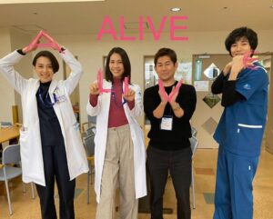 Sho Kiyohara Instagram - ドラマ『#アライブ』10話、今夜22:00から！

石井監督と優しいお姉さま方と！

10話は僕演じる結城の家族も出てきます。弟よ…。
9話、見逃した、という方は是非、観て、今夜の10話に備えましょう！
もうすぐドラマもラスト。是非！

結城と莉子ちゃん、どうなるんだろう…