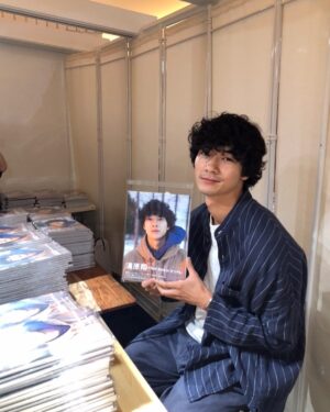 Sho Kiyohara Instagram - 大阪。
ありがとうございましたー "清原翔 visual book in 『なつぞら』" 皆さん是非買ってくださいねー

竜馬が来てくれたの感激過ぎ！！
しかも、わざわざ買ってくれてた、良い奴過ぎ！！