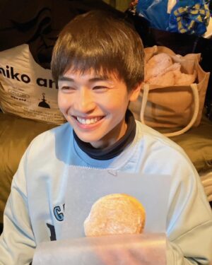 Sho Nishigaki Instagram - 🍩😋
⁡
あと6日。
⁡
差し入れのドーナツ。
食べたものは口の周りに貼り付けていくタイプです。
いつもメイクさんに怒られます。
⁡
#高額当選しちゃいました