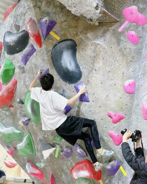 Sho Nishigaki Instagram - 🧗🏻🪨
⁡
「TVLIFE」本日発売です！
今回の「SHOTIME」はボルダリング編🧗🏻
⁡
ずっとやってみたかったスポーツです！
めちゃくちゃキツかった。笑
⁡
1番上まで登れた時の達成感は最高でした✌️
⁡
ぜひチェックしてみてください！