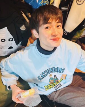 Sho Nishigaki Instagram - 🍩😋
⁡
あと6日。
⁡
差し入れのドーナツ。
食べたものは口の周りに貼り付けていくタイプです。
いつもメイクさんに怒られます。
⁡
#高額当選しちゃいました