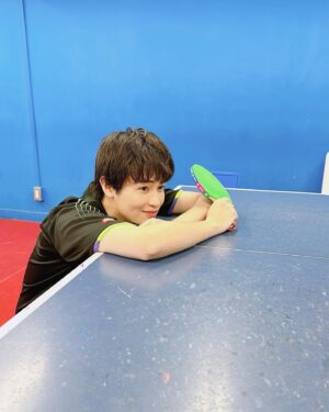 Sho Nishigaki Instagram - 🏓♻️
⁡
「TVLIFE」本日発売です！
⁡
今回の「SHOTIME」は卓球🏓
⁡
スマッシュたくさん打ちました！
気持ちよかった！
⁡
スタッフさんには負けたけど！！
⁡
ぜひチェックしてください〜

集中すると口が開いてしまうのはクセなようです。