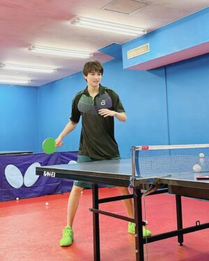 Sho Nishigaki Instagram - 🏓♻️
⁡
「TVLIFE」本日発売です！
⁡
今回の「SHOTIME」は卓球🏓
⁡
スマッシュたくさん打ちました！
気持ちよかった！
⁡
スタッフさんには負けたけど！！
⁡
ぜひチェックしてください〜

集中すると口が開いてしまうのはクセなようです。