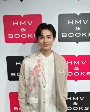 Sho Nishigaki Instagram - 🐙🍜
⁡
カレンダーお渡し会イベントin大阪！
⁡
ありがとうございました〜！
みなさんエネルギーいっぱいで楽しかったです！
⁡
次は福岡！
⁡
最後の写真は僕が2人いる自撮り🤳
クリアカードみんなも使ってね。
⁡
・衣装
@junokamoto_online 
⁡
・靴
@buttero.jp