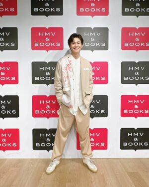 Sho Nishigaki Instagram - 🐙🍜
⁡
カレンダーお渡し会イベントin大阪！
⁡
ありがとうございました〜！
みなさんエネルギーいっぱいで楽しかったです！
⁡
次は福岡！
⁡
最後の写真は僕が2人いる自撮り🤳
クリアカードみんなも使ってね。
⁡
・衣装
@junokamoto_online 
⁡
・靴
@buttero.jp