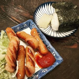 Shōhei Osada Instagram - いくつになっても。

#ウインナー
#おにぎり
#夜食