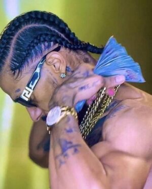 Shona Ferguson Instagram - 🎶🎵 @nipseyhussle music on repeat since this morning. I asked wifey @connie_ferguson to take this pic inspired by Nip. His work lives forever. #TheMarathonContinues 

The beauty of what we do in the arts is that even when we are gone our work lives forever. If you think about it, life in general is the same. No matter what we do today, we will be remembered for the work we did, our contributions to society. It definitely gave me a moment to reflect (which I do often 😉) What do I want to be remembered for...

A GUY WHO DID HIS BEST, IN HUMILITY & GAVE IT HIS ALL, BY THE GRACE OF GOD 🙏🏽

OK.. let me go back to my music...