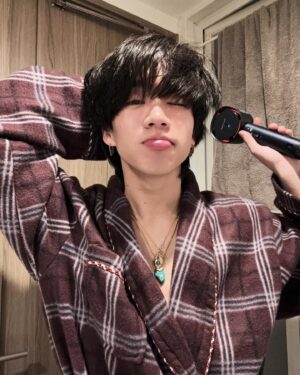 Shoot Mori Instagram - TGCの現場でお土産でもらったプラズマクラスタードレープフロードライヤー✌🏻

4つの吹出口から風が出るので広範囲に風が当たるしパワーも強くてすぐ乾く！💨
さらにノズル部分がコンパクトになってるから、軽くて手が疲れにくいのがお気に入り！☺️

7種類のモードが搭載されて、自分に合ったものを選べるのも嬉しいところっ！🫢

さらにプラズマクラスターが搭載されていてうるおいコーティングや、摩擦ダメージを抑えてくれるそうです！
プラズマクラスターって髪にもいいんだって！😳

使い心地と機能面の両方を兼ね備えたドライヤー！
愛用間違いなーーしっ！😬

#PR #SHARP #プラズマクラスタードライヤー
#プラズマクラスターって髪にもいいんだって
#マイナビTGC
@plasmacluster_beauty