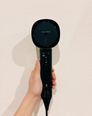 Shoot Mori Instagram - TGCの現場でお土産でもらったプラズマクラスタードレープフロードライヤー✌🏻

4つの吹出口から風が出るので広範囲に風が当たるしパワーも強くてすぐ乾く！💨
さらにノズル部分がコンパクトになってるから、軽くて手が疲れにくいのがお気に入り！☺️

7種類のモードが搭載されて、自分に合ったものを選べるのも嬉しいところっ！🫢

さらにプラズマクラスターが搭載されていてうるおいコーティングや、摩擦ダメージを抑えてくれるそうです！
プラズマクラスターって髪にもいいんだって！😳

使い心地と機能面の両方を兼ね備えたドライヤー！
愛用間違いなーーしっ！😬

#PR #SHARP #プラズマクラスタードライヤー
#プラズマクラスターって髪にもいいんだって
#マイナビTGC
@plasmacluster_beauty