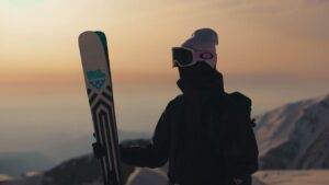 Shota Matsuda Instagram - スキーって楽しいんだよ^_^

夕陽が見えた時、
涙が出るかと思った

@skiclub_magazine 
@ranyo_tanaka 
@max_mackee 

初めての山岳ドローン撮影
プロの仕事
大感謝です　@jun_yamagishi_ 
ありがとう！