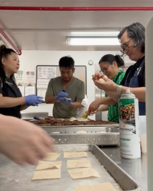 Shota Nakajima Instagram - Cooking and hanging with the throwback crew from @adanaseattle 

My mom and dad surprised me at event which made this trip just that much more special 🌺🌊🏝️

@denise_yamaguchi @chefroyyamaguchi thank you for the hospitality and warm welcome always 🙏

Hawaii your truly beautiful and can’t wait to be back
@hifoodwinefest