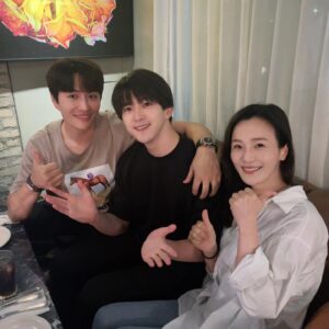Shouma Kai Instagram - そしてなんと！！！

민우혁(ミンウヒョク)さんと、
박혜나(パクヘナ)さんと、
会えました😭😭😭

日韓ミュージカル交流👏🏻
もう本当に夢のような時間でした。

ウヒョクさんはマリーアントワネットのフェルセンも演じられていて、その共通点からいつか会いましょうと連絡を取っていたのですが、今回叶いました😭

そしてデスノートぶりのヘナさん！
変わらず、本当にキュートなお方です☺️
また会えて嬉しかったなぁ。

写真が数枚完全にファンの顔をしていたので、
この写真が1番頑張っている写真です。笑

#민우혁 씨
#박혜나 씨
#ミンウヒョク さん
#パクヘナ さん
#뮤지컬 
#ミュージカル