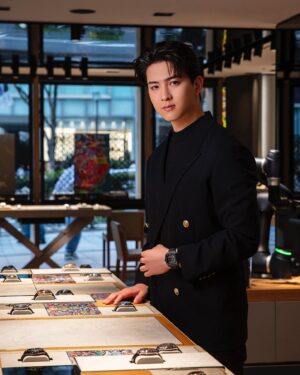 Shouma Kai Instagram - 『ウブロ表参道ブティック』に行ってきました！
時計の輝きや素材感を直接見て触れて楽しめる特別なブティックでした。
今回着用させていただいたのは、 日本限定モデルや新作のスクエア・バン。
“ブラックダイヤモンド”の響きと輝きは、ブラック好きには堪りません。

#Hublot
#ウブロ
#PR