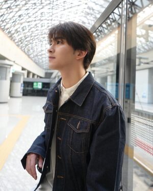 Shouma Kai Instagram - 4月！新年度ですね。
たんぽぽの綿毛が舞っていく様と、
新しい場所へ飛び立つリクルートスーツの後ろ姿が重なって見えて、逞しくて、
なんだか☺️ってなりました。

カレンダー、来年3/31まで使ってね✌🏻