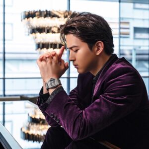 Shouma Kai Instagram - ウブロ銀座ブティックで着用させていただいたのは、世界限定100本のオンライン限定モデル『スピリット オブ ビッグ・バン エッセンシャル グレー』です。 

見た瞬間「かっこいい！！」とつい声が漏れてしまいました。
チタンで作られており、デザインもメカ的で、男心をくすぐられます。 
全く飽きの来ないトレンドを超越した最高の一本でした。

#Hublot 
#ウブロ
#PR