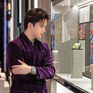 Shouma Kai Instagram - ウブロ銀座ブティックで着用させていただいたのは、世界限定100本のオンライン限定モデル『スピリット オブ ビッグ・バン エッセンシャル グレー』です。 

見た瞬間「かっこいい！！」とつい声が漏れてしまいました。
チタンで作られており、デザインもメカ的で、男心をくすぐられます。 
全く飽きの来ないトレンドを超越した最高の一本でした。

#Hublot 
#ウブロ
#PR