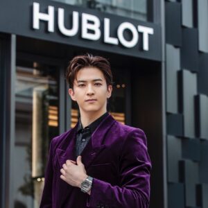Shouma Kai Instagram - ウブロ銀座ブティックで着用させていただいたのは、世界限定100本のオンライン限定モデル『スピリット オブ ビッグ・バン エッセンシャル グレー』です。 

見た瞬間「かっこいい！！」とつい声が漏れてしまいました。
チタンで作られており、デザインもメカ的で、男心をくすぐられます。 
全く飽きの来ないトレンドを超越した最高の一本でした。

#Hublot 
#ウブロ
#PR