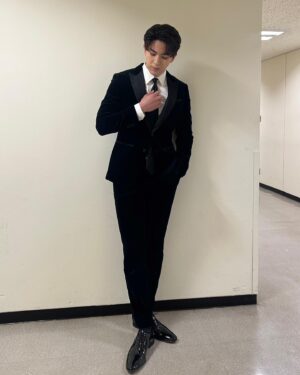 Shouma Kai Instagram - いよいよ本日「ムーラン・ルージュ！ザ・ミュージカル」カンパニー初日です！
僕の初日は明日です！
今年も盛り上がっていきましょう✨

#moulinrougethemusical 

最近のお仕事の衣装です📸

「TVガイドPERSON別冊ミュージカルスターズvol.3」
@gstarraw_jp

TOKYO MX「土曜はカラフル‼︎!」「Audience」
@tods

NHKラジオ「ウエンツ瑛士×甲斐翔真の妄想ミュージカル研究所」
@boss

BS-TBS「美しい日本に出会う旅」
@tods